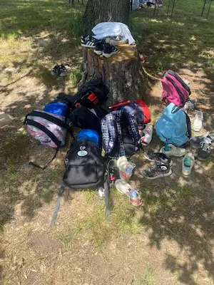 Affaires de visiteurs déposées près de l’accueil avant de parcourir le sentier pieds nus du Domaine de Larrous – Domaine de Larrous, Gaujacq (Landes)