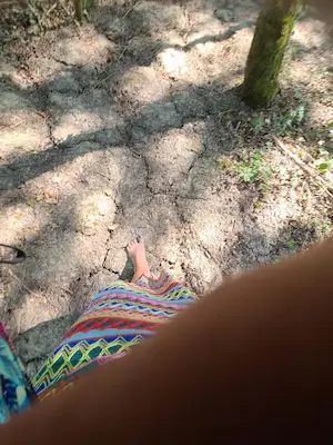 Pied sur sol sableux en sous-bois sur le sentier pieds nus du Domaine de Larrous – Domaine de Larrous, Gaujacq (Landes)