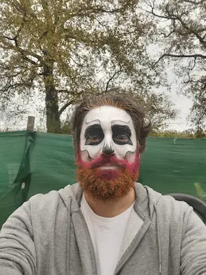 Visiteur maquillé en calavera (tête de mort mexicaine) pour Halloween et Día de los Muertos au Labyrinthe de Chalosse – Domaine de Larrous, Gaujacq (Landes)
