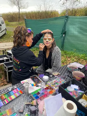 Maquillage artistique calavera réalisé sur une jeune fille pour el Día de los Muertos au Labyrinthe de Chalosse – Domaine de Larrous, Gaujacq (Landes)