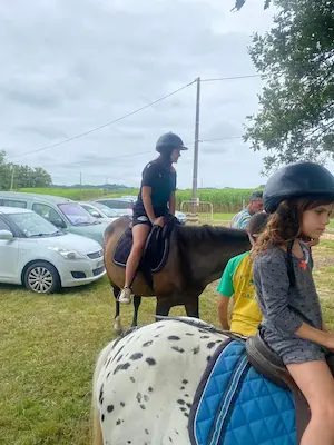 Activité poney sécurisée pour enfants avec casque au Labyrinthe de Chalosse dans les Landes – Domaine de Larrous, Gaujacq (Landes)