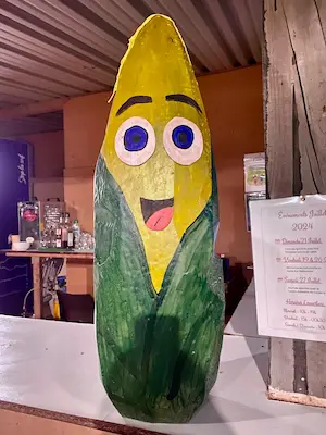 Mascotte Mr Pop épi de maïs exposée à l’accueil du Labyrinthe de Chalosse dans les Landes – Domaine de Larrous, Gaujacq (Landes)
