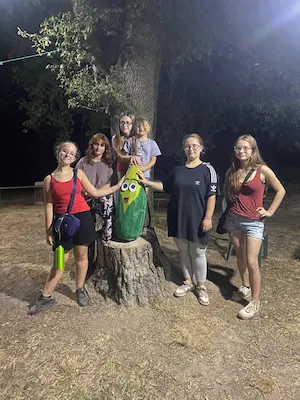 Groupe d’enfants participant à une animation de nuit au Labyrinthe de Chalosse avec la mascotte Mr Pop en épi de maïs – Domaine de Larrous, Gaujacq (Landes)